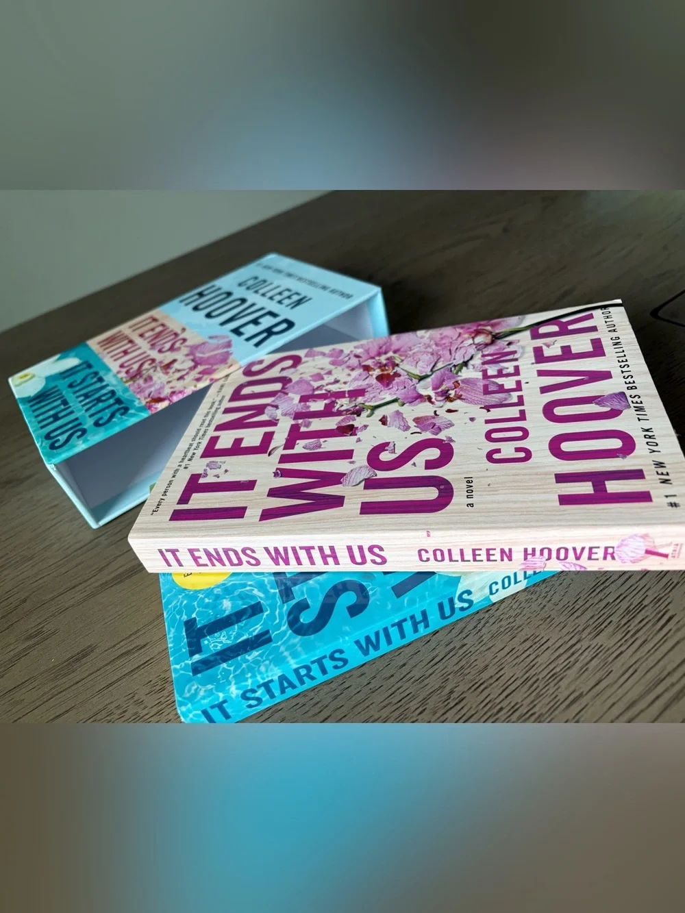 Colleen Hoover boxed set: it ends with us, it starts with us. (Paperback)